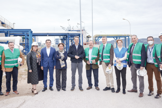 Χαμόγελα και υποσχέσεις για την ενέργεια μοίρασε από τη Ρεβυθούσα ο πρωθυπουργός