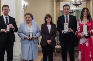 Τέσσερα παράσημα προσφοράς