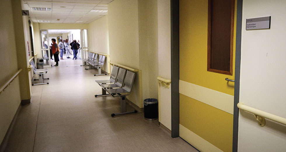 Χανιά: Στην εντατική τουρίστας που έπεσε από μπαλκόνι