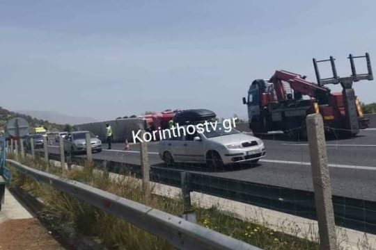 Aποκαταστάθηκε η κυκλοφορία στην Αθηνών-Κορίνθου μετά το τροχαίο