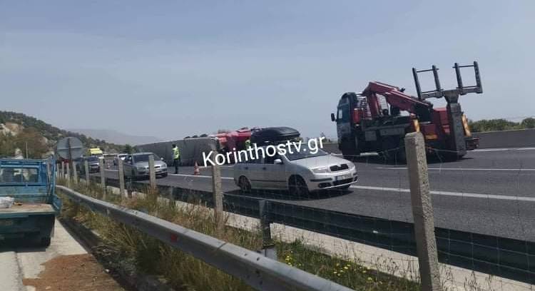 Aποκαταστάθηκε η κυκλοφορία στην Αθηνών-Κορίνθου μετά το τροχαίο