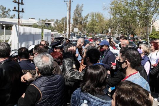 Ένταση στη διαμαρτυρία εργαζόμενων του ΟΑΕΔ ενάντια στο ν/σ Χατζηδάκη