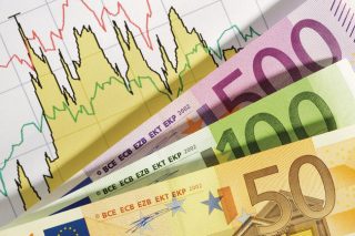 Ξανά σε ταραγμένα νερά το ευρώ