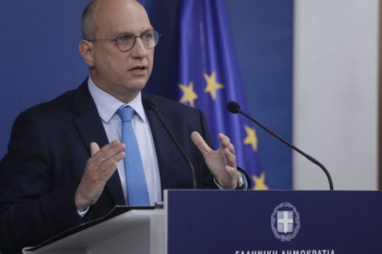 Ατολμος παρατηρητής η κυβέρνηση