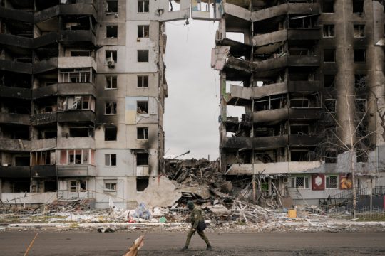 Η Μαριούπολη στη ρωσική μέγκενη, κινητικότητα στη Δύση κατά της Μόσχας