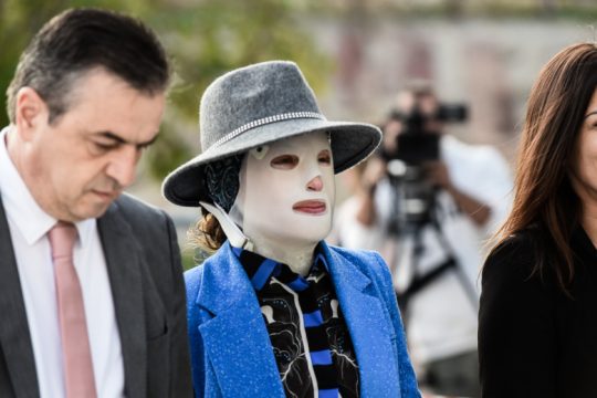 Η Ιωάννα Παλιοσπύρου αποκαλύπτει το πρόσωπό της