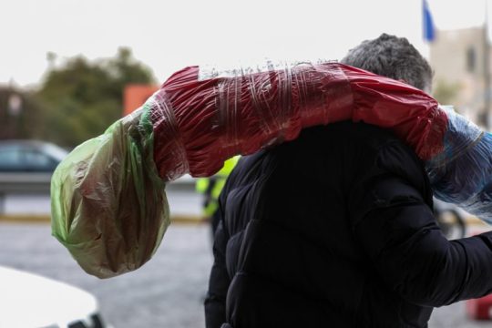Θα κοστίσει δημοσκοπικά στον Μητσοτάκη η πασχαλινή έξοδος;