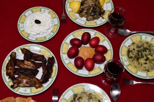 Πάσχα: Πώς θα καταναλώσετε με ασφάλεια τα τρόφιμα των ημερών