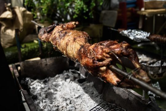 «Τσουχτερό» το κόστος του φετινού πασχαλινού τραπεζιού για τα ελληνικά νοικοκυριά