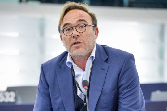 «Ο πόλεμος δείχνει ότι η πράσινη μετάβαση είναι μονόδρομος»