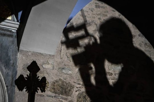 Με καθυστέρηση έφτασε το Άγιο Φως στην Αθήνα 