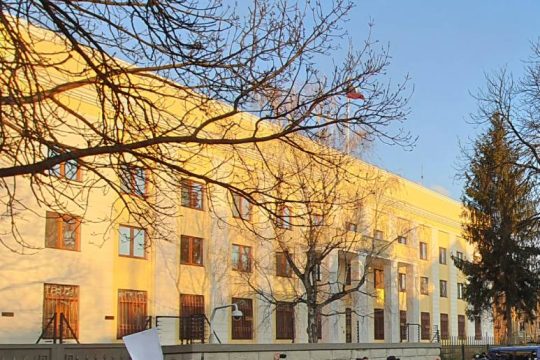 Νεκρός ο οδηγός του αυτοκινήτου που έπεσε πάνω στην είσοδο της ρωσικής πρεσβείας στο Βουκουρέστι