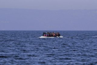 Ταχύπλοο αποβίβασε 32 μετανάστες στο Πήλιο - Στο νοσοκομείο νοσηλεύεται μια γυναίκα