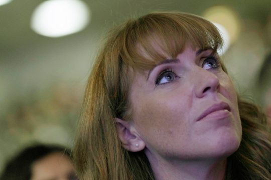 Βρετανία: «Φωτιά» στην πολιτική σκηνή βάζει χυδαίο σεξιστικό δημοσίευμα