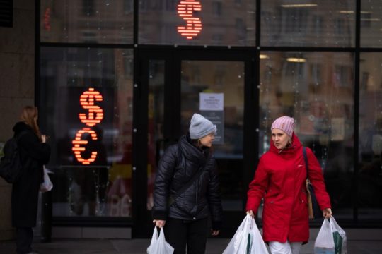 Μέτρα για αναστροφή των συνεπειών των κυρώσεων εξετάζει η τράπεζα της Ρωσίας