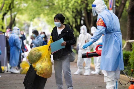 Στον εμβολιασμό των ηλικιωμένων στρέφεται η Σανγκάη