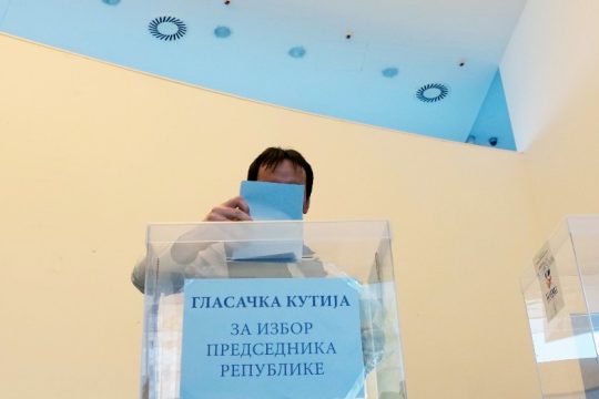 Καταγγελίες για εκλογικές παρατυπίες από την αντιπολίτευση στη Σερβία