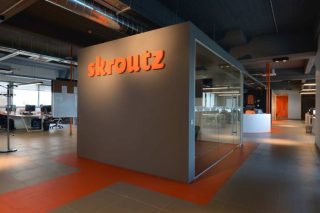 Γιατί, άραγε, αυτή η επίθεση στο Skroutz;
