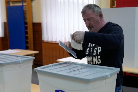 Σαφές προβάδισμα της αντιπολίτευσης δίνει exit poll στη Σλοβενία