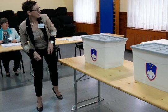 Στις κάλπες με το δίλημμα «ακροδεξία ή δημοκρατία» οι Σλοβένοι