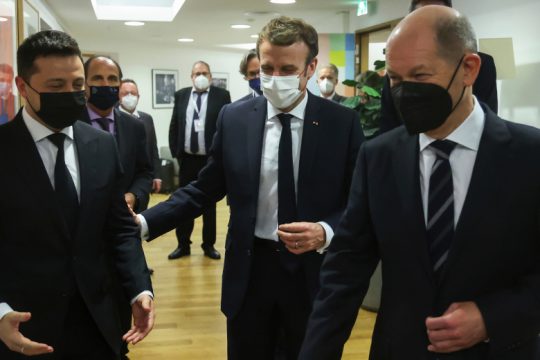 «Βράζει» το Βερολίνο με Ζελένσκι – Μέτωπο Κιέβου και με Μακρόν