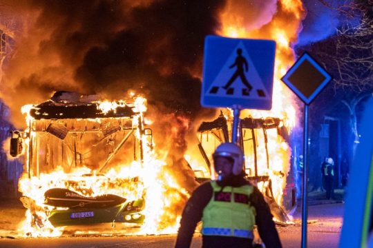 Συγκρούσεις και επεισόδια στη Σουηδία σε συγκεντρώσεις κατά ακροδεξιάς οργάνωσης