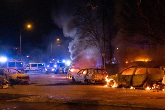 Άλλη μία νύχτα ταραχών με δεκάδες συλλήψεις σε αντιφασιστικές διαδηλώσεις στη Σουηδία