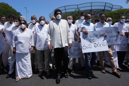 Δυναμικές διαδηλώσεις για την οικονομική κρίση στη Σρι Λάνκα – Καταστολή από την κυβέρνηση
