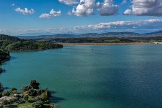 Συννεφιά, τοπικές βροχές και μικρή άνοδος της θερμοκρασίας