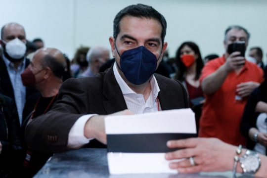 Με ισχυρή πλειοψηφία πέρασε η πρόταση Τσίπρα