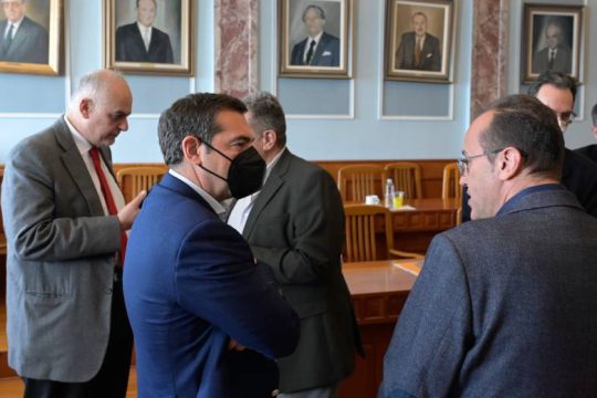 Μείωση του ΦΠΑ στα τρόφιμα και προϊόντα μαζικής κατανάλωσης ζητά ο Αλ. Τσίπρας