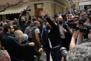 «Πρωθυπουργός δέσμιος συμφερόντων»