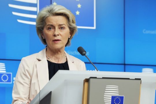 Κομισιόν: Ετοιμότητα για τη νέα φάση της πανδημίας