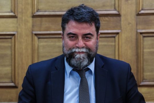 Επανέρχεται ο ΣΥΡΙΖΑ και ρωτά τον πρωθυπουργό: Θα αποπέμψει από τη Ν.Δ. τον Β. Οικονόμου;