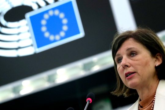 Απάντηση Κομισιόν με πολλούς αποδέκτες για απαξιωτικούς χαρακτηρισμούς κατά δημοσιογράφων