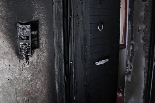 Ερευνες για την επίθεση με γκαζάκια σε πολυκατοικία στο Χαλάνδρι