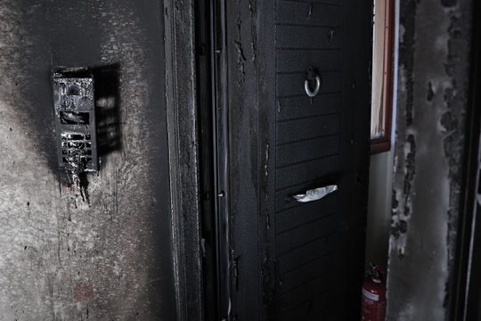 Ερευνες για την επίθεση με γκαζάκια σε πολυκατοικία στο Χαλάνδρι