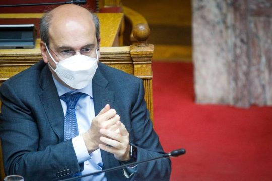 Live το σφυροκόπημα στο νομοσχέδιο Χατζηδάκη εν μέσω κατακραυγής