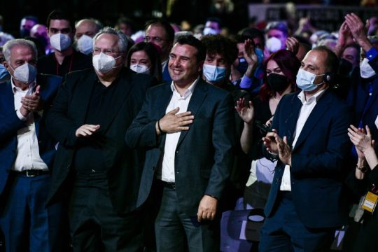Ο Ζόραν Ζάεφ στο συνέδριο του ΣΥΡΙΖΑ: Χειροκρότημα, χαμόγελα και αγκαλιές