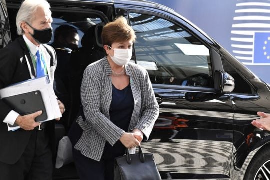 Βουλιάζουν αργά σε κινούμενη άμμο οι οικονομίες