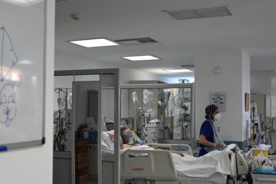 2.665 νέα κρούσματα και 30 θάνατοι από Covid