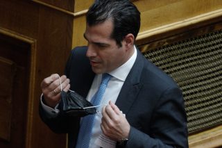 Αίρουν όλα τα μέτρα για την πανδημία… που δεν έχει λήξει