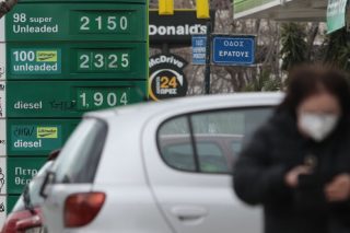 H ακρίβεια σαρώνει τρόφιμα και καύσιμα