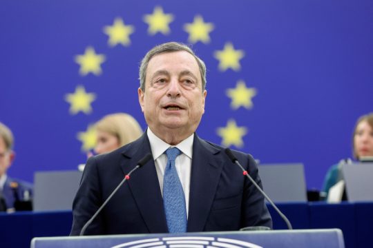 Προσαρμογή ή νέα περιχαράκωση;