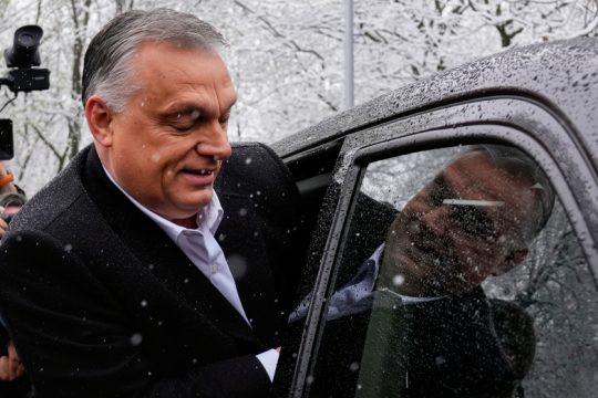 Νέα χτυπήματα από Βουδαπέστη για πετρέλαιο, αλλά και Κύριλλο
