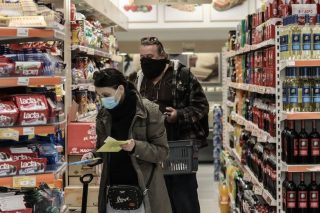 Μάχη εξαγορών στα σουπερμάρκετ