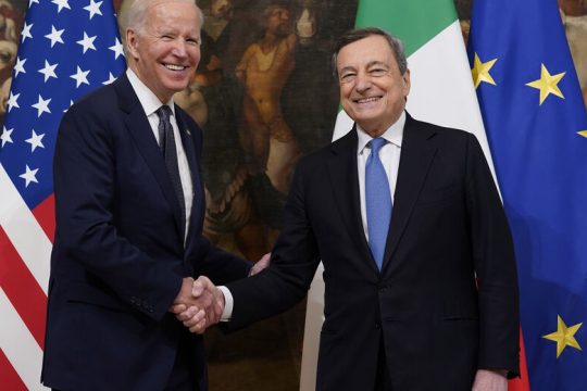 Ο Ντράγκι αιφνιδίασε, ζητώντας συνάντηση Ε.Ε.-ΗΠΑ με Πούτιν