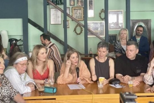 Οι τραγουδιστές οργανώνονται