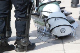 Τα φιλελεύθερα, τόσο δεξιά, ΜΑΤ της βίας