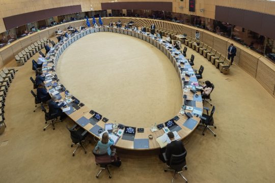 Απειλή παραπομπής για τα χρέη του Δημοσίου